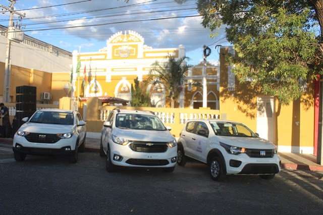 Prefeito Juninho Alves entrega três carros para secretarias de Saúde e Assistência Social e equipamentos para hospital de Caraúbas