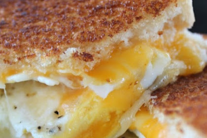 FRIED EGG GRILLED CHEESE SANDWICH #lunch #breakfast