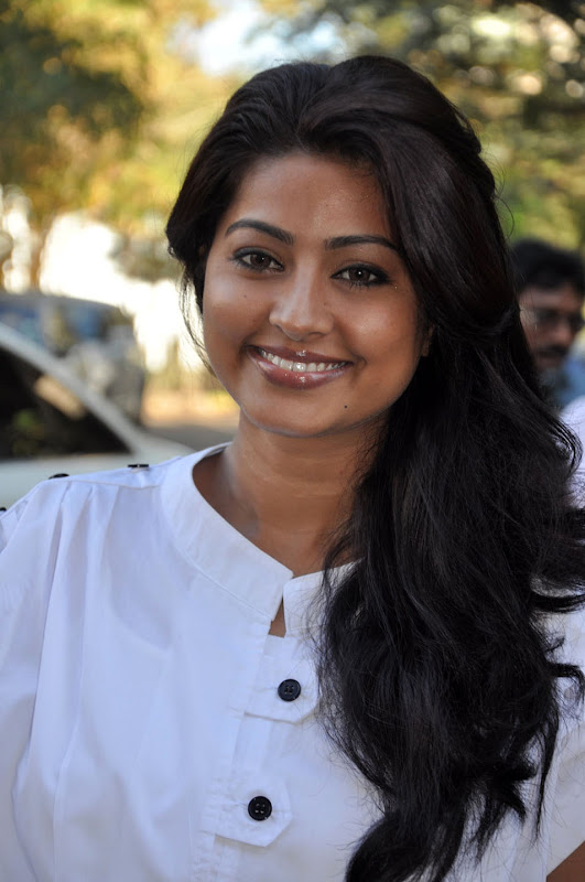 Actress Sneha Photos cleavage