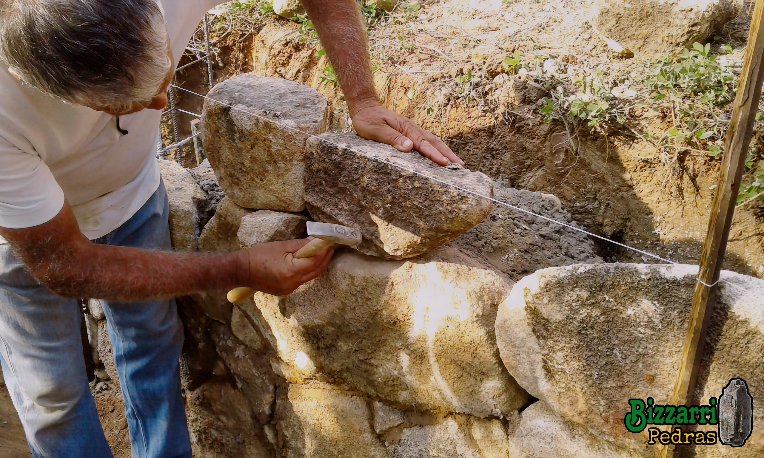As pedras deixam o muro mais - Espaço das Pedras