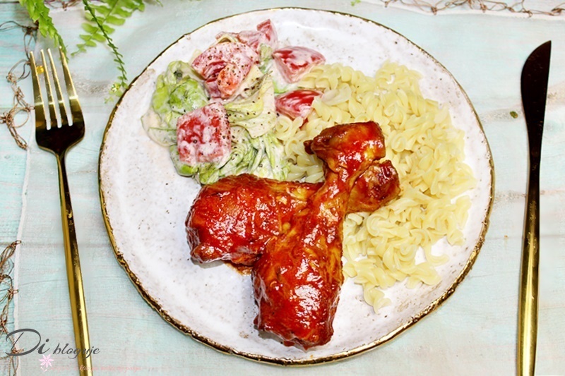 Aromatyczne pałki kurczaka w marynacie pomidorowej