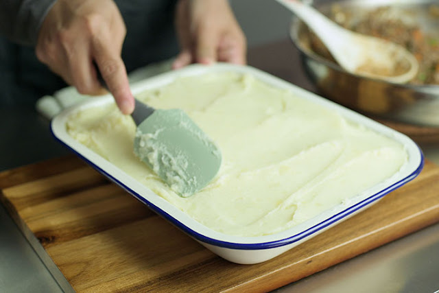 Spread the mashed potato to make an even surface.