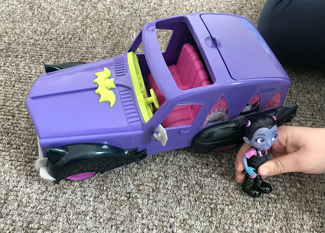 Vampirina Hauntleys car and doll 