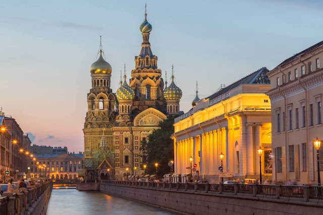 Cảnh đẹp của thủ đô Moscow đã đi vào những giai thoại tuyệt vời, là cung điện mùa Đông rộng lớn ở Saint Petersburg, điện Kremlin hay tòa thánh đường Basil. Đến đây bạn còn có thể đứng trên tòa tháp Ostankino và ngắm nhìn khung cảnh của toàn thành phố từ độ cao 540 m. Nếu là người thích thưởng lãm vẻ đẹp nghệ thuật thì chúng ta có thể ghé thăm nhà hát Bolsoi nổi tiếng với điệu múa bellet và những vở opera kinh điển.