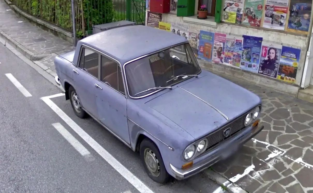 Un auto ferma e non utilizzata