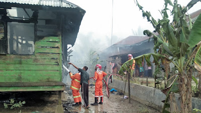 Polsek Karang Baru Tinjau Rumah Warga Dilalap Sijago Merah