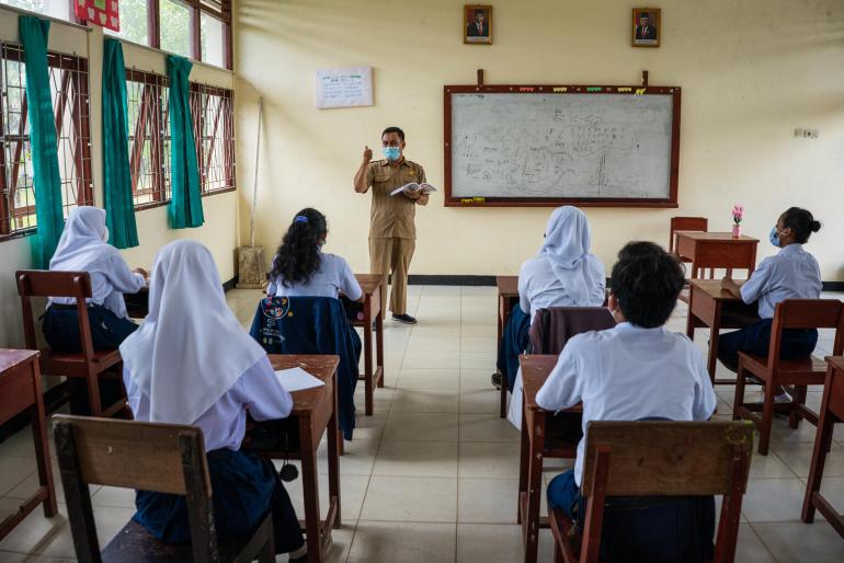 alasan pendidikan agama dan moral melemah