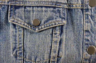 Denim theo truyền thống mang màu xanh đặc trưng của jeans