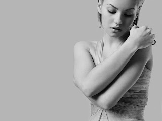 Free wallpapers without watermarks of Elisha Cuthbert at Fullwalls.blogspot.com