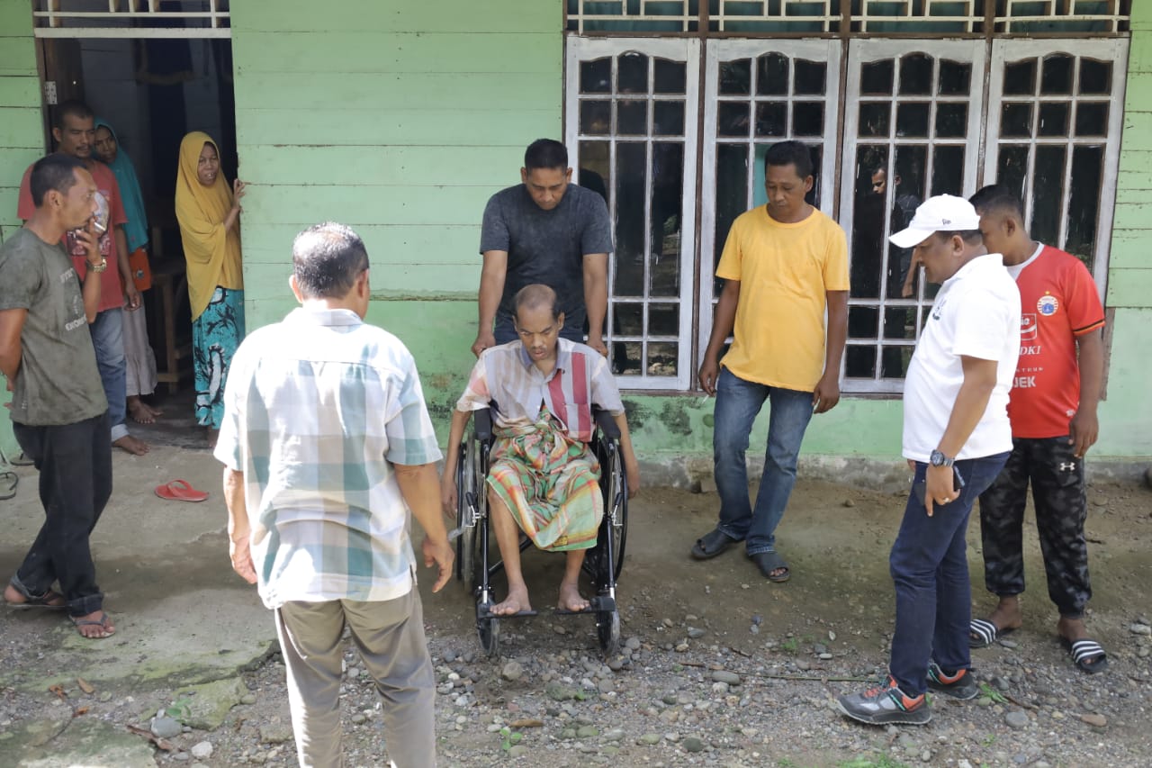 Alami Lumpuh Selama 8 Tahun, Mukhlis Takabeya Bantu Kursi Roda untuk Ridwan Warga Jangka Bireuen