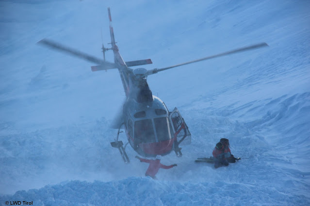 Le indagini della polizia alpina e del servizio valanghe sono state effettuate con l'aiuto dell'elicottero regionale. (Foto: 26.01.2023)