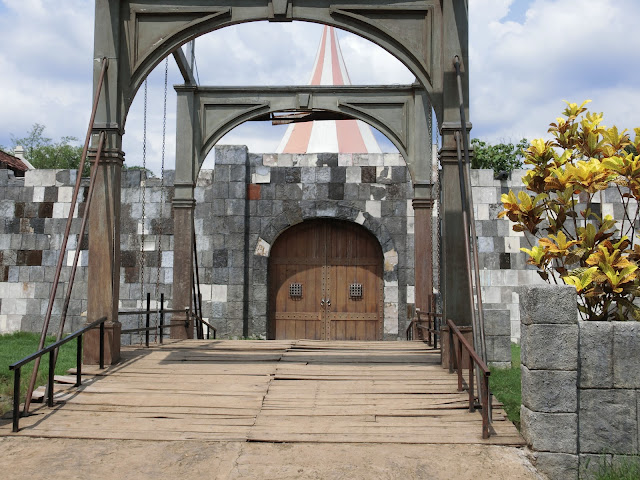 Pintu Gerbang Benteng di Studio Alam Gamplong - habisliburan.com