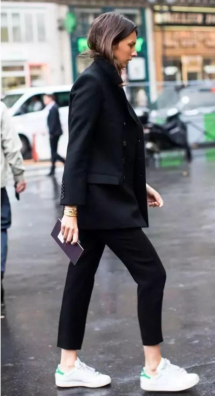 stylish look | black suit + white sneakers + clutch