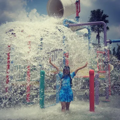 foto ember tumpah di balong waterpark