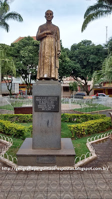 Estátua Monsenhor Rodolfo Augusto de Oliveira Lima