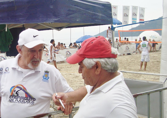 Nanaimo Carlos Mateus with Balneario Camboriu Vice Mayor Claudio Dalvesco at Futevolei  fiesta 2010