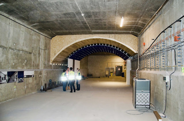 Baustelle, U5, U-Bahn, Musterausstellung, „Sternenhimmel“ über dem Gleisbett mit rein dekorativen Lichtpunkten, Berlin, 10.06.2015