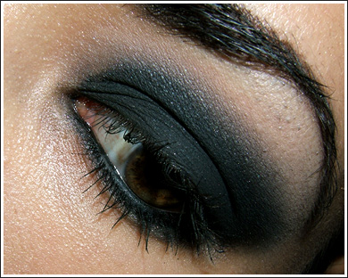 How To Apply Eye Shadow Primer for Smokey Eye Makeup 1 * Blending.