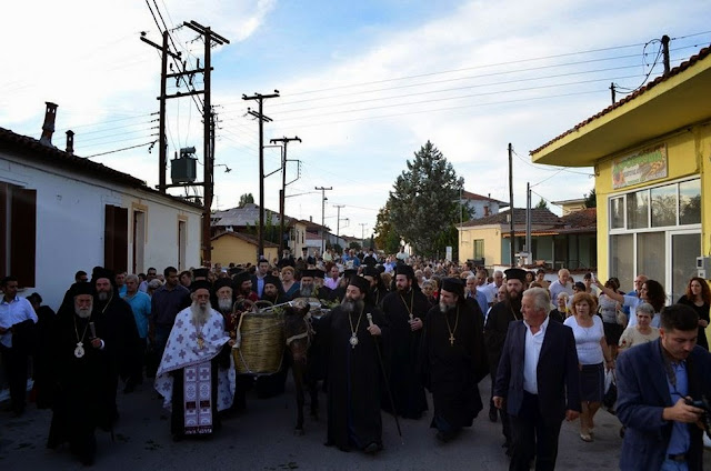 Η μεταφορά του αγίου λειψάνου της Αγίας Νεομάρτυρος Ακυλίνης ή Αγγελινής της Ζαγκλιβερινής, από τον τόπο ενταφιασμού της στον τόπο μαρτυρίου της 249 μετά.