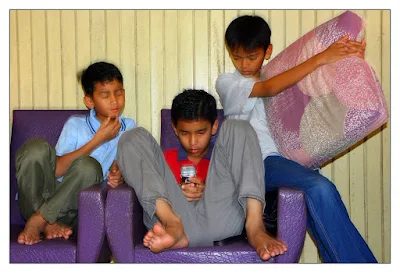 Tiga Sekawan Hanis Firdaus and Hafsha playing Hand phone's games