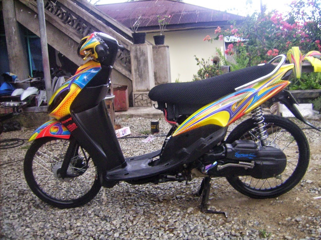 Modifikasi Yamaha Mio Sporty dengan desain Airbrush Grafis dominan  title=