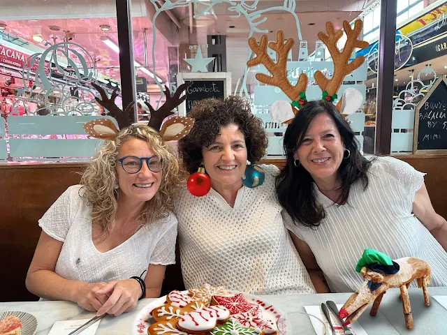 Miriam Perez Gonzalez, Teresa Llorens Carbonell i Rosalia Márquez Rasero, regidores de Vilanova i la Geltrú, celebrant el Nadal