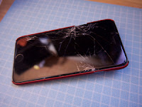 レアな落ち方をし、画面崩壊したiPhone6の例