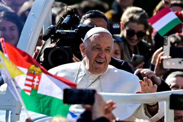 Don’t shut door on foreigners, migrants, Pope Francis says in Hungary