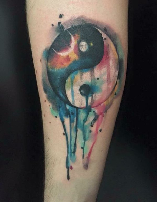 Outra aquarela de inspiração Yin Yang tatuagem. Os pingos de tinta é muito realista sobre a tatuagem e a combinação de cores é simplesmente hipnotizante.