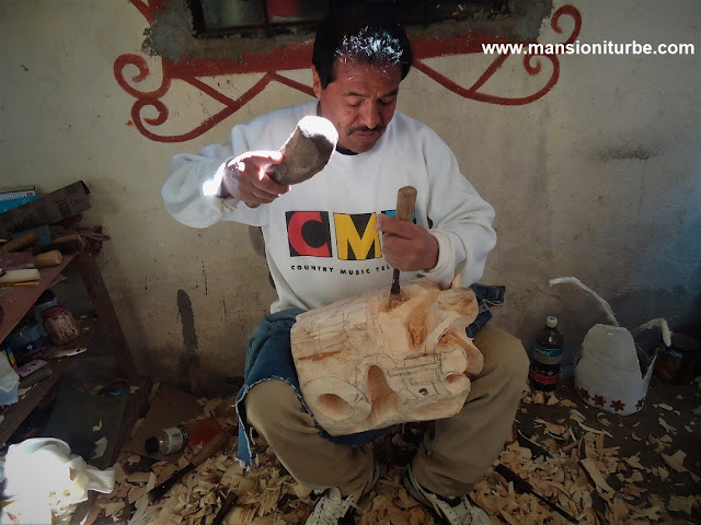 Gustavo Orta en su taller artesanal en Tocuaro, Michoacán