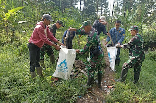 Kegiatan Pembersihan Sampah di Permukaan Tanah dan di Aliran Sungai Merupakan Kegiatan Rutin dan Berkelanjutan Sesuai Rencana Aksi Sektor 1