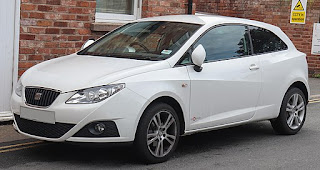 Une Seat Ibiza blanche