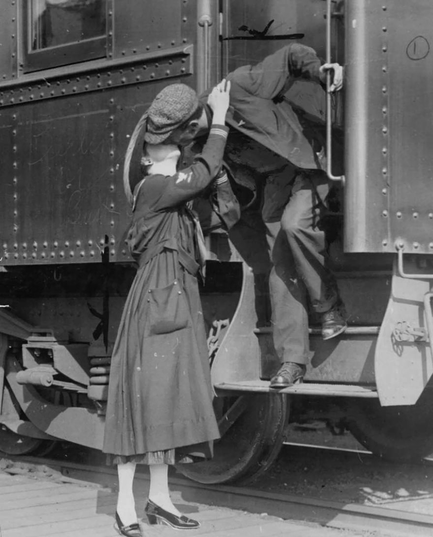 60 + 1 Heart-Warming Historical Pictures That Illustrate Love During War - A Soldier Saying Goodbye To His Wife In Seattle, Leaving For World War I, 1917