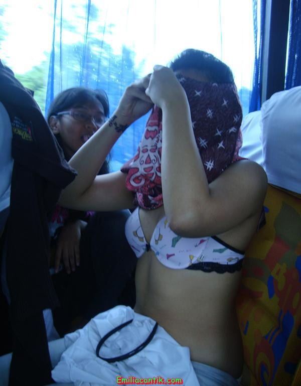 Cewek SMA  Buka Baju dalam Bus