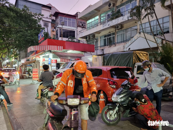 Cây xăng hết hàng, cây xăng tự phát bán ngay phía trước, mua bao nhiêu cũng có - Ảnh 1.