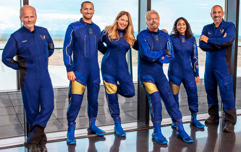 The crew of the first commercial flight: Pilot Dave Mackay, Colin Bennett, Beth Moses, Richard Branson, Sirisha Bandla and Pilot Michael Masucci. Virgin Galactic, 11 July 2021.