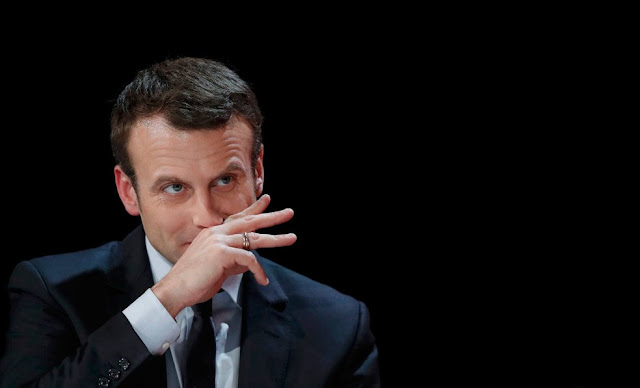 Résultat de recherche d'images pour "macron se frotte le pif"