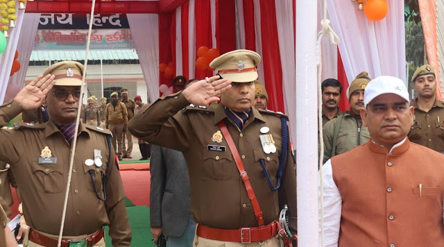 Etawah News: पुलिस लाइन में राज्यमंत्री अजित पाल सिंह ने किया झंडारोहण, एसएसपी संजय कुमार संग ली परेड की सलामी