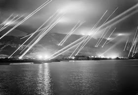 Reflectores sobre el Peñón de Gibraltar de 1942