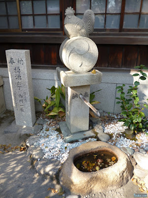 八王子神社酉と左三つ巴の竹水栓と手水鉢