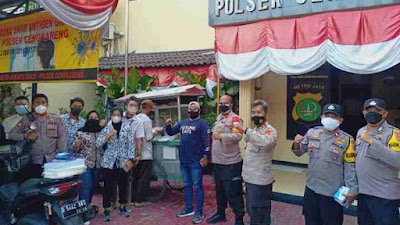 Kapolsek Cengkareng Kompol Egman SH, Borong Bubur Ayam, Mengajak Sarapan Para Relawan Vaksinasi Merdeka..