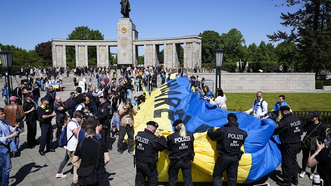 A német rendőrök elkobozták a nagy ukrán zászlót a tüntetőktől (Videó)