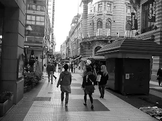 Grente caminado por Florida, Buenos Aires