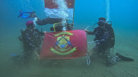 Semangat Kemerdekaan, Prajurit Yonmarhanlan VIII Bitung Laksanakan Pengibaran Bendera Merah Putih Bawah Air