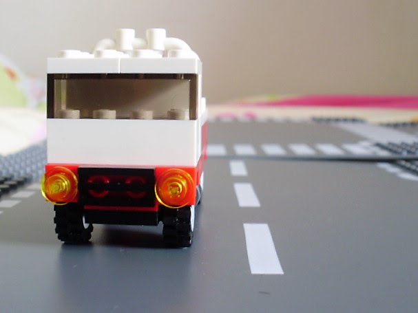 MOC LEGO Camião vermelho e branco