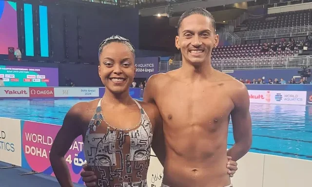 De maiô, Anna Giulia e sem camisa, Bernardo, sorriem após conquistarem a vaga na final