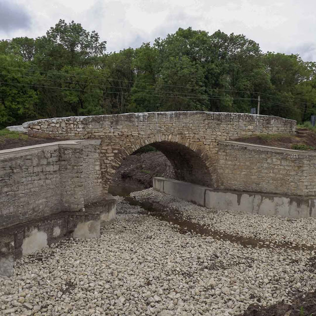 Каменный мост XVIII века у молдавского села Тецкань