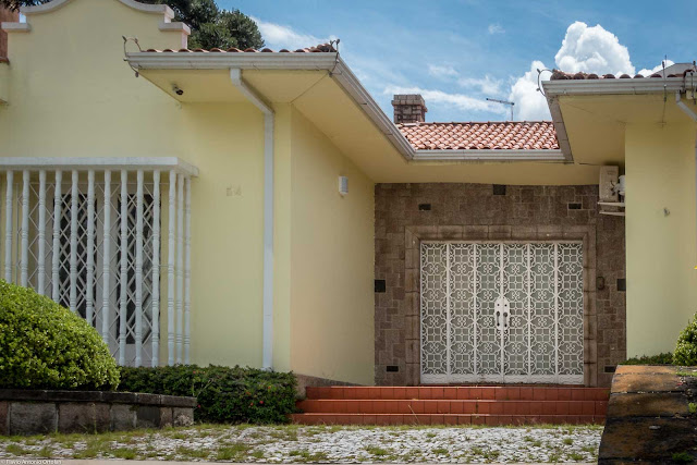 Casa em estilo neocolonial situada na Rua da Paz - grade da porta principal