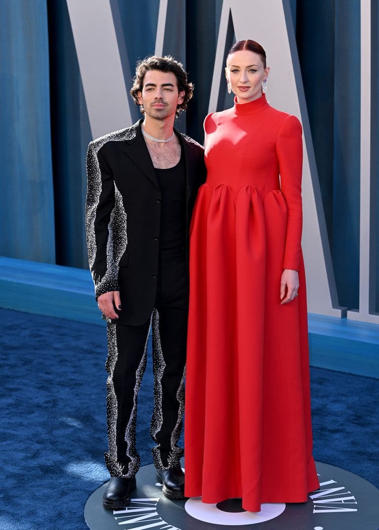 Sophie Turner y Joe Jonas en los Oscars 2022 con vestido Louis Vuitton