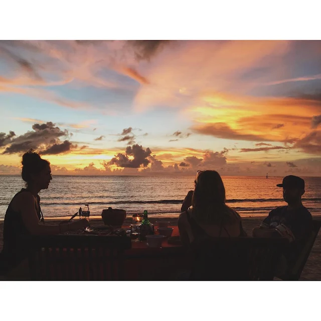 foto dinner romantis dan sunset di pantai jimbaran